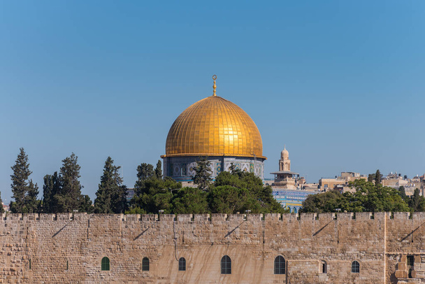 Золотий купол скелі на Храмовій горі і стіні старого міста Єрусалима, вид з Оливкової гори в Єрусалимі.  - Фото, зображення
