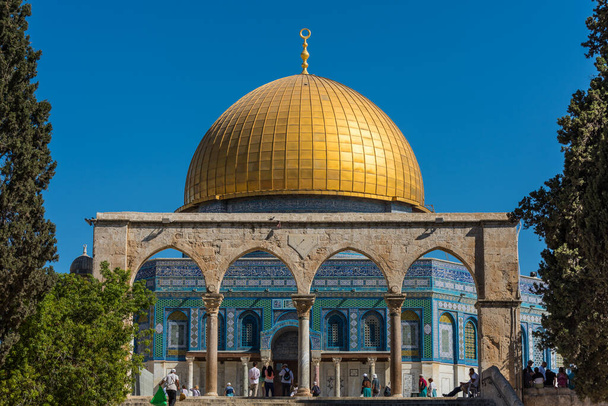 Kallion kultainen kupoli, Qubbat al-Sakhra, ja kiviportti raunioituu Jerusalemin vanhan kaupungin Temppelivuorella sijaitsevassa islamilaisessa pyhäkössä.  - Valokuva, kuva