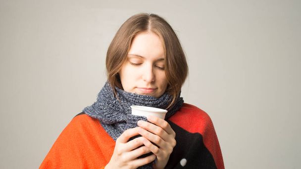 Retrato de niña con taza de café - Foto, imagen