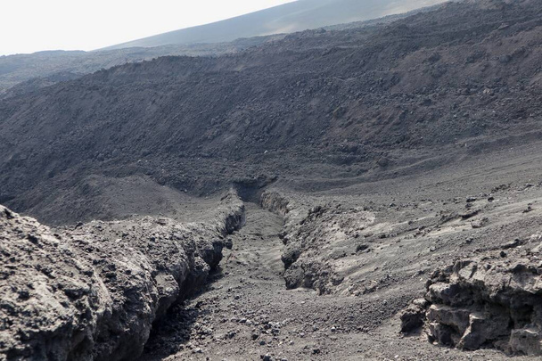 Catania, Sicilia, Italia - 24 de agosto de 2020: Vista general desde el barranco de lava a lo largo de las laderas de los cráteres de Barbagallo - Foto, imagen