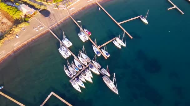 Коливання яхти Колір На березі в Морській затоці 4K Відео - Кадри, відео
