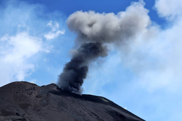 Κατάνια, Σικελία, Ιταλία - 24 Αυγούστου 2020: Λεπτομέρεια του νέφους μαύρου καπνού που ξέσπασε από το νοτιοανατολικό κρατήρα - Φωτογραφία, εικόνα