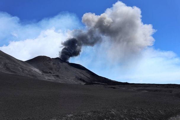 Catania, Szicília, Olaszország - 2020. augusztus 24.: A délkeleti kráter fekete füstjének részletei - Fotó, kép
