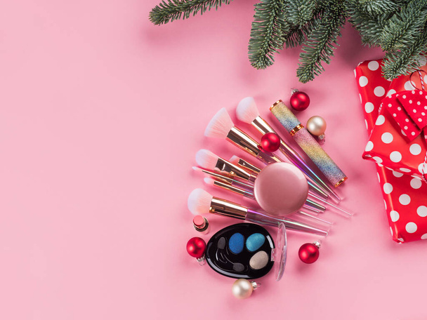 Ramas de abeto de Navidad y herramientas de maquillaje, productos - Foto, imagen