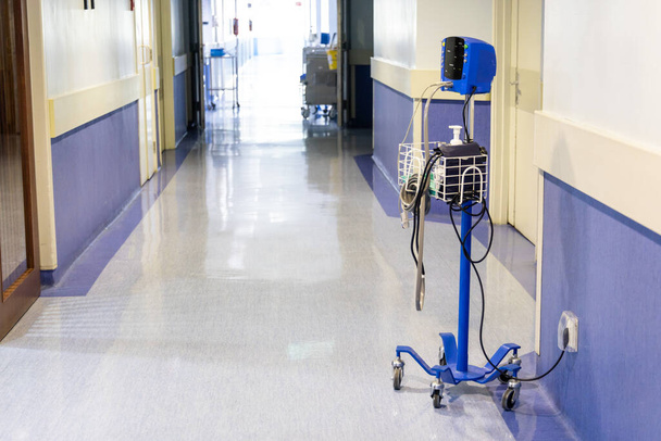 Máquina de diagnóstico móvil de la salud para comprobar la presión arterial y el pulso en el pasillo de la sala del hospital - Foto, Imagen