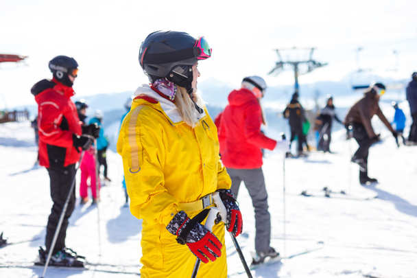 Žena lyžař těšit v zimě slunečný den, dovolená - Fotografie, Obrázek