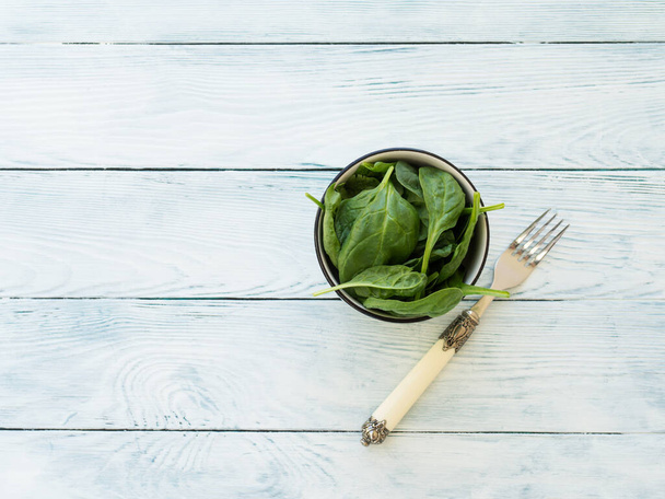 Primo piano di foglie di spinaci su tavolo di legno bianco - Foto, immagini