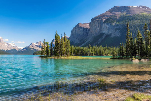 Остров Спирит в озере Малинье, Канадские Скалистые горы в Национальном парке Джаспер, Канада - Фото, изображение