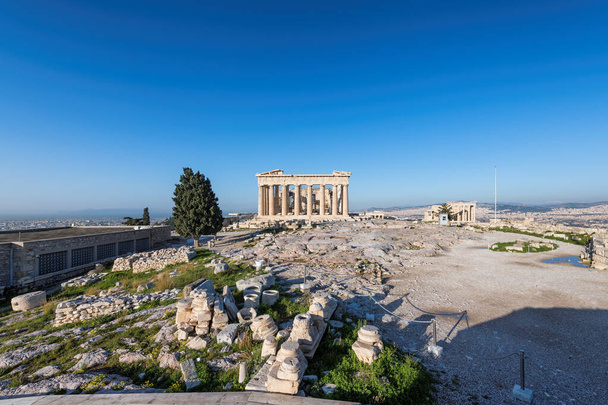 Parthénon dans l'Acropole d'Athènes contre le ciel bleu, Grèce. - Photo, image