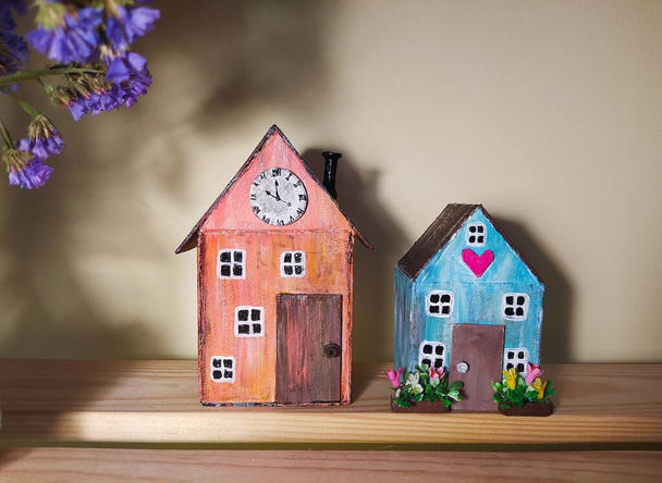 Σπίτια από χαρτόνι. Πρωτοχρονιάτικη διακόσμηση. Μικρογραφία των σπαρμένων - Φωτογραφία, εικόνα