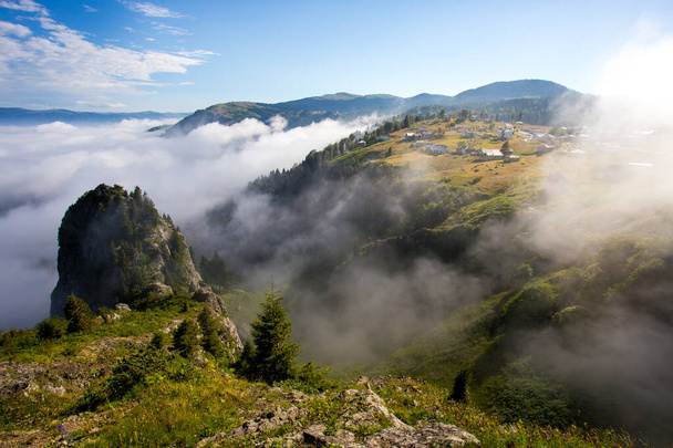 The famous Hidirlik Hill in Trabzon 's Akcaabat district. Туман поднимается из глубины и покрывает плато. Morning hours.Akcaabat, Трабзон. - Фото, изображение