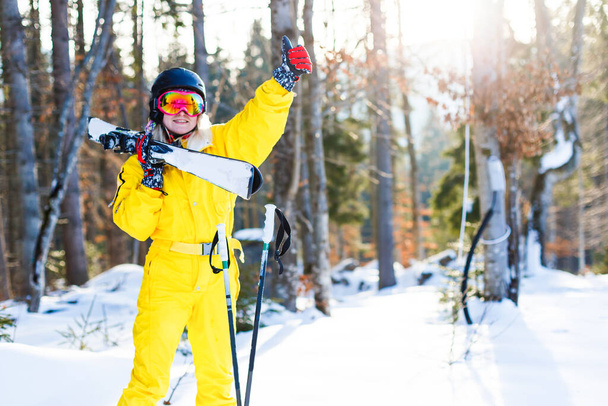 Kadın kayakçı kışın, güneşli günün, tatilin tadını çıkarır. - Fotoğraf, Görsel