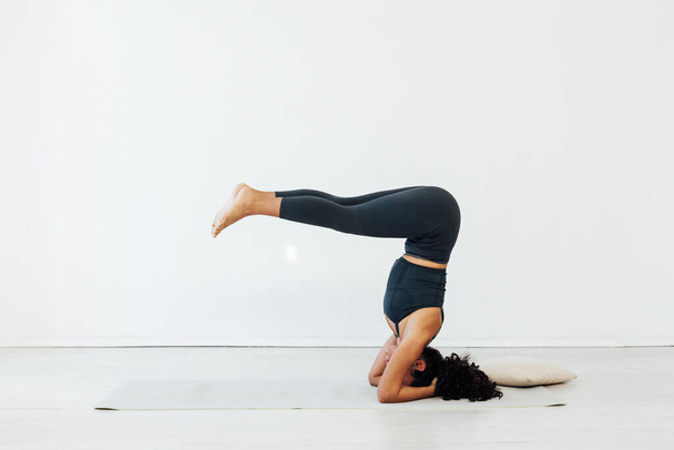 жінка йога асанна гімнастика гнучкість тіла фітнес
 - Фото, зображення