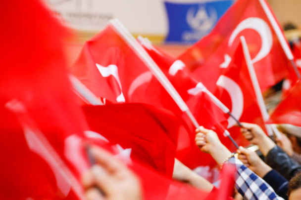 Багато людей махають турецькими прапорами у своїх руках.. - Фото, зображення