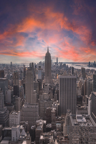 Nueva York, Estados Unidos "; 5 de enero de 2020: Puesta de sol en la cima de la roca en Nueva York, hermosa vista del Empire State y sus alrededores. - Foto, Imagen