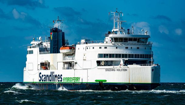 Scandlines ferry de pasajeros Schlesvig Holstein saliendo del puerto de Rodbyhavn rumbo a Alemania. Foto de alta calidad - Foto, Imagen