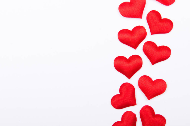 Jolis cœurs rouges sur fond blanc. Espace de copie, vue du dessus - Photo, image