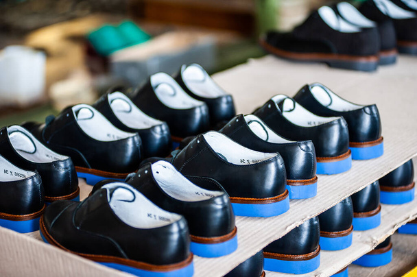 Fabriek voor de productie van hoogwaardige leren schoenen - Foto, afbeelding
