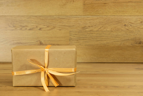 Caja de regalo de Navidad en mesa de madera - Foto, Imagen