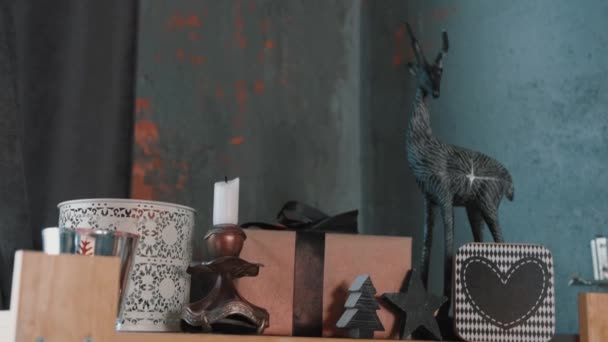 Joulukoristeet valkoisilla kynttilöillä, antiikkileluilla ja lahjapakkauksilla. - Materiaali, video