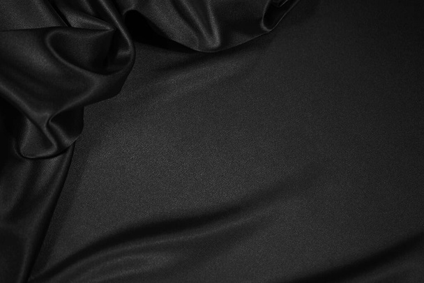  Ürününüz veya metniniz için kopyalama alanı olan siyah ipek kumaş arka plan. Siyah zarif arkaplan - Fotoğraf, Görsel