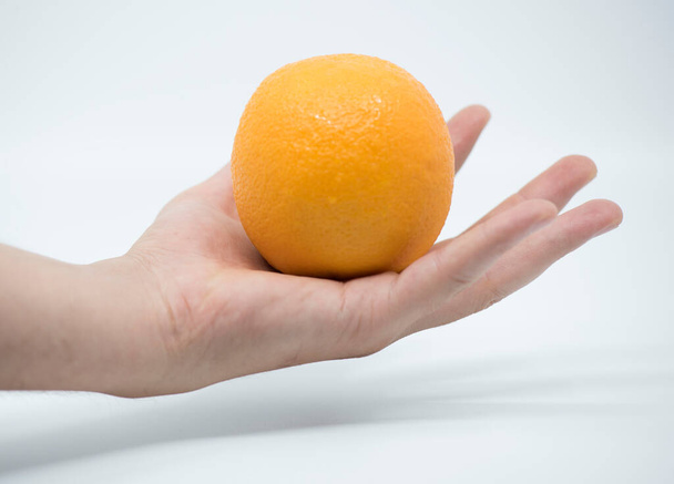 reife und saftige Orangenfrüchte, eine Zitrusfrucht reich an Vitamin C - Foto, Bild