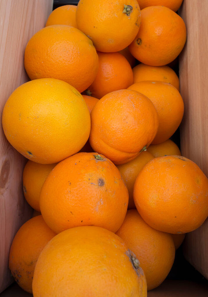 olgun ve sulu portakal meyveleri, C vitamini açısından zengin bir narenciye meyvesi. - Fotoğraf, Görsel