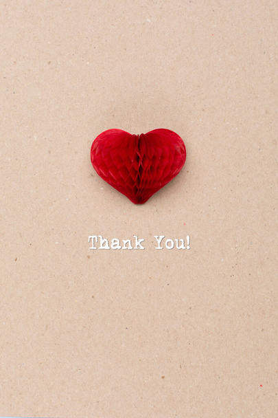 Nemzetközi Köszönöm nap. Üdvözlőlap kézműves piros papír szív természetes bézs háttér. Köszönöm az SMS-t. Lapos fekvés, felülnézet, másolás. - Fotó, kép