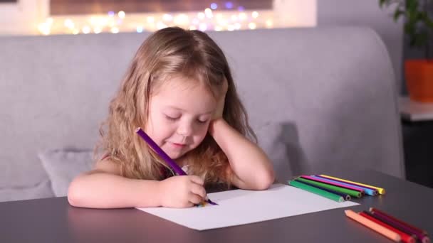 γοητευτικό μικρό ξανθό κορίτσι σε κόκκινο καρό φόρεμα ζωγραφική με πολύχρωμα μολύβια. παιδική ηλικία, νήπιο, κόρη. FullHD πλάνα - Πλάνα, βίντεο