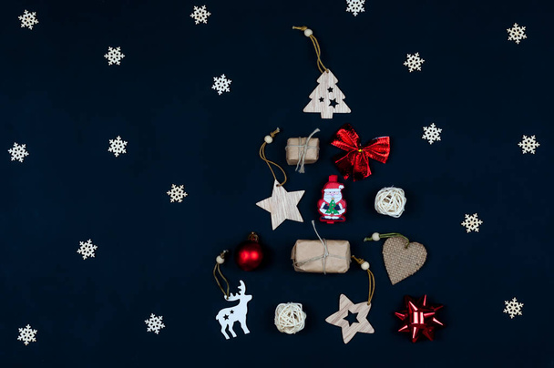 Vánoční hračky v podobě vánočního stromečku na tmavém pozadí.Vánoční nový rok - Fotografie, Obrázek