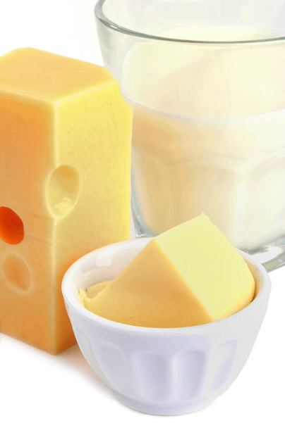 Gruyere formaggio, burro, yogurt e bicchiere di latte primo piano su sfondo bianco - Foto, immagini