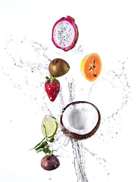 Frutta con spruzzi d'acqua
 - Foto, immagini