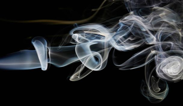 Ruskea sileä savun virtaus musta eristetty tausta - Valokuva, kuva