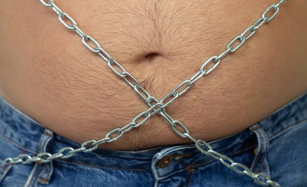 Velké mužské břicho se zkroutilo řetězem. Boj proti obezitě - Fotografie, Obrázek