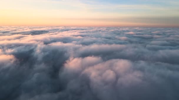 Légi kilátás világos sárga naplemente felett fehér sűrű felhők kék ég fölött. - Felvétel, videó