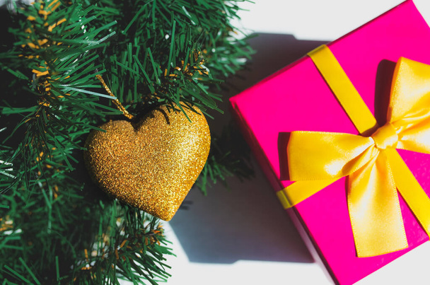 Accessori decorazione nuovo anno. Ghirlande festive, regali, regali e luci vicino all'albero di Natale. Prepararsi a celebrare le vacanze invernali. - Foto, immagini