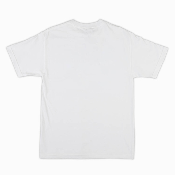 Λευκά T-Shirt χρώμα λευκό πρότυπο μπροστά και πίσω όψη. κενό πρότυπο t-shirt. Σετ κενής μπλούζας, για να τυπωθεί το σχέδιο μακιγιαρίσματος, απομονωμένο σε λευκό φόντο. - Φωτογραφία, εικόνα