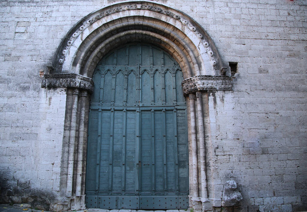 Porta velha em um edifício na cidade de Narni, Itália - Foto, Imagem