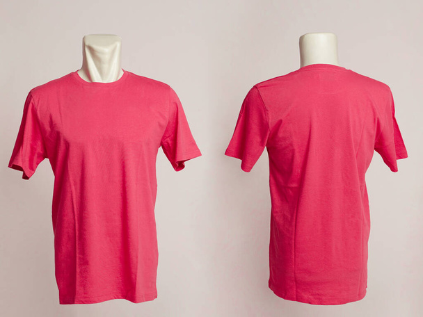 Blanke rosafarbene T-Shirt-Vorlage für Männer, von zwei Seiten, natürliche Formen auf Schaufensterpuppen, damit Ihr Attrappen-Design bedruckt werden kann, isoliert auf weißem Hintergrund. - Foto, Bild