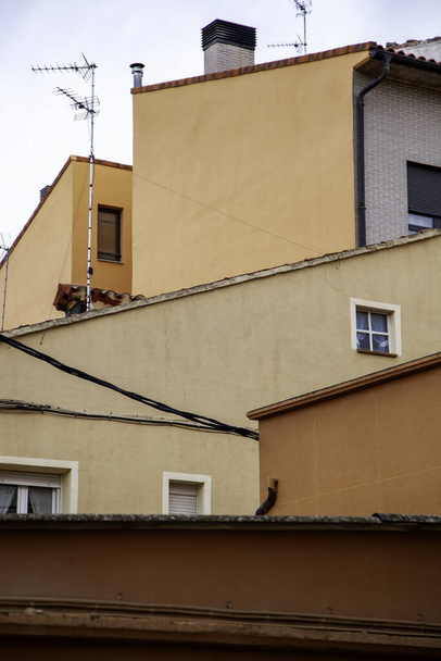 Detalhe de antenas de televisão e fachadas em algumas casas da cidade - Foto, Imagem