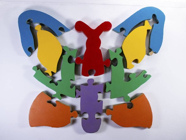 Yapboz kelebeği beyaz arkaplanda birleştirilmemiş - Fotoğraf, Görsel