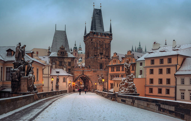 Сніжний ранок біля Карлового мосту взимку, Прага, Чехія. - Фото, зображення