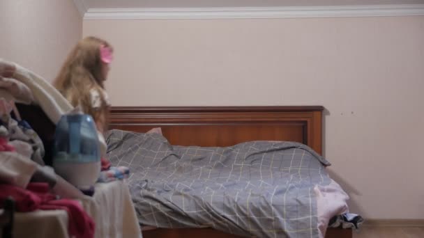 Niña cubierta de la cama - Metraje, vídeo