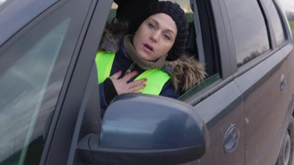 Mujer triste en el coche lucha con dificultad para respirar - Imágenes, Vídeo