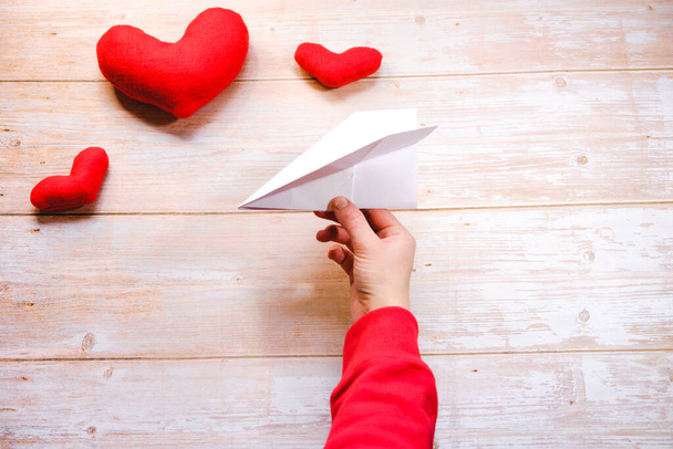 Instructions étape par étape. Fais-le toi-même chez toi. Avion en papier l'art de l'origami. Bricolage pour la Saint Valentin. Notre avion en papier fait de simple feuille blanche est prêt. On peut jouer et s'amuser. Étape 7. - Photo, image