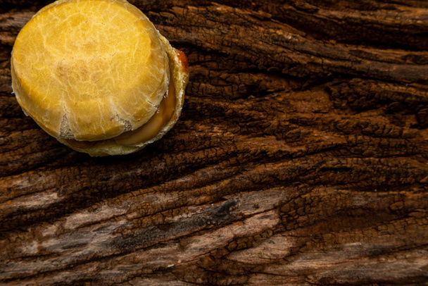 チーズパンにダルス・ド・レチェ - 写真・画像
