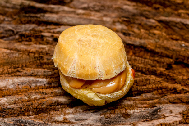 チーズパンにダルス・ド・レチェ - 写真・画像