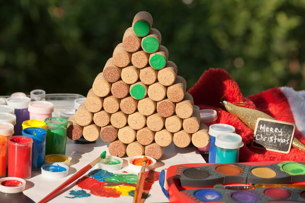 Christmas craft idea: Wine cork Christmas tree, multi colored paint pots and paintbrushes - Fotó, kép