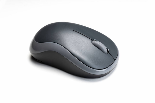 Draadloze computer muis op witte achtergrond - Foto, afbeelding