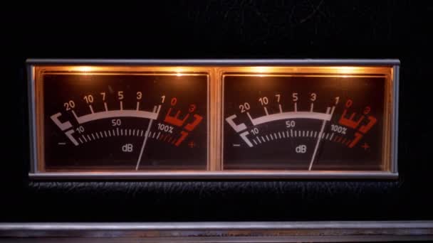 Indikatorpfeile, beleuchtete Dezibel-Meter auf dem Zifferblatt Vintage-Stereo-Verstärker - Filmmaterial, Video